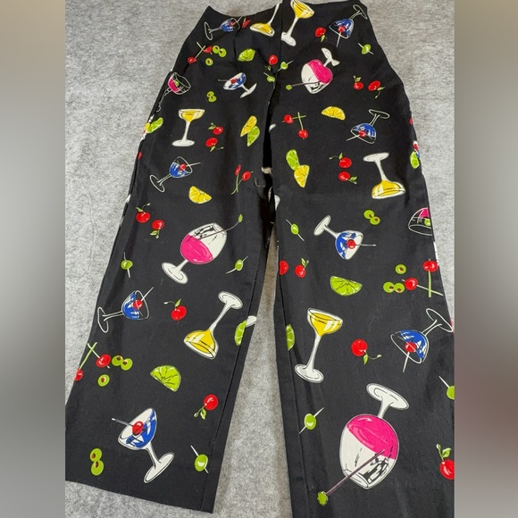 Fun Capris with classy cocktail print - pre-owned
Side zipper - Picture 1 of 8